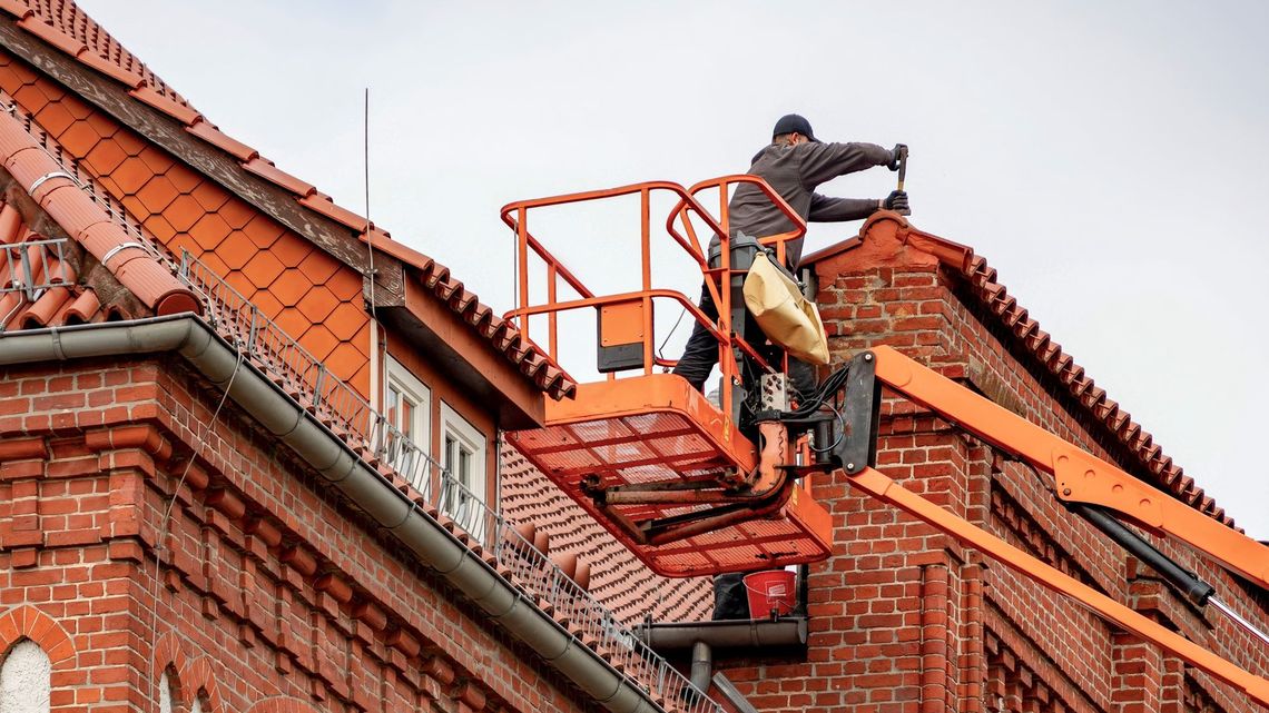 Couvreur en intervention de démoussage sur une toiture en tuiles : entretien complet à la charge du propriétaire