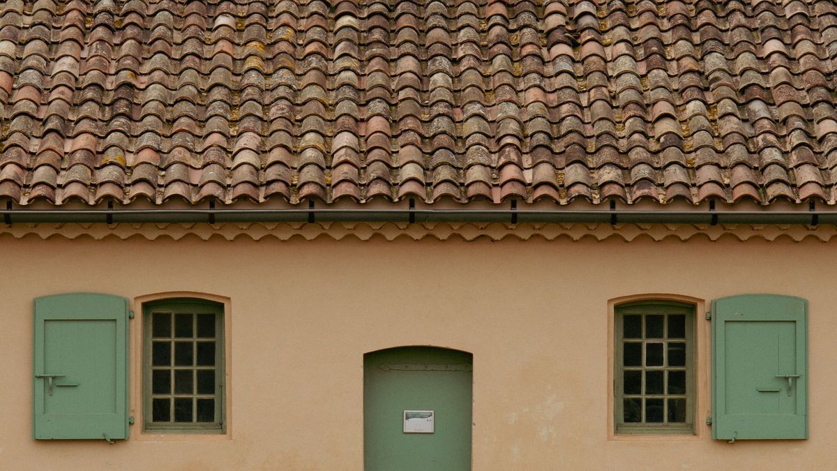 Maison française : entretien de toiture et assurance habitation