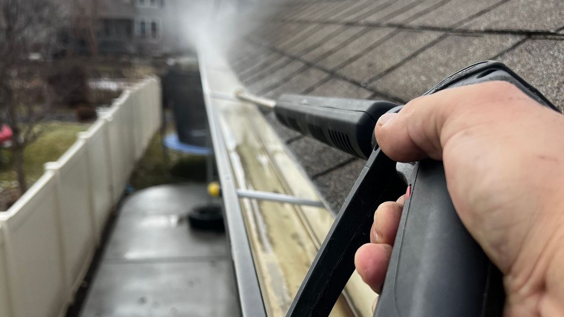 Nettoyage d'une gouttière obstruée : le défaut d'entretien du toit peut réduire l'indemnisation de l'assurance habitation