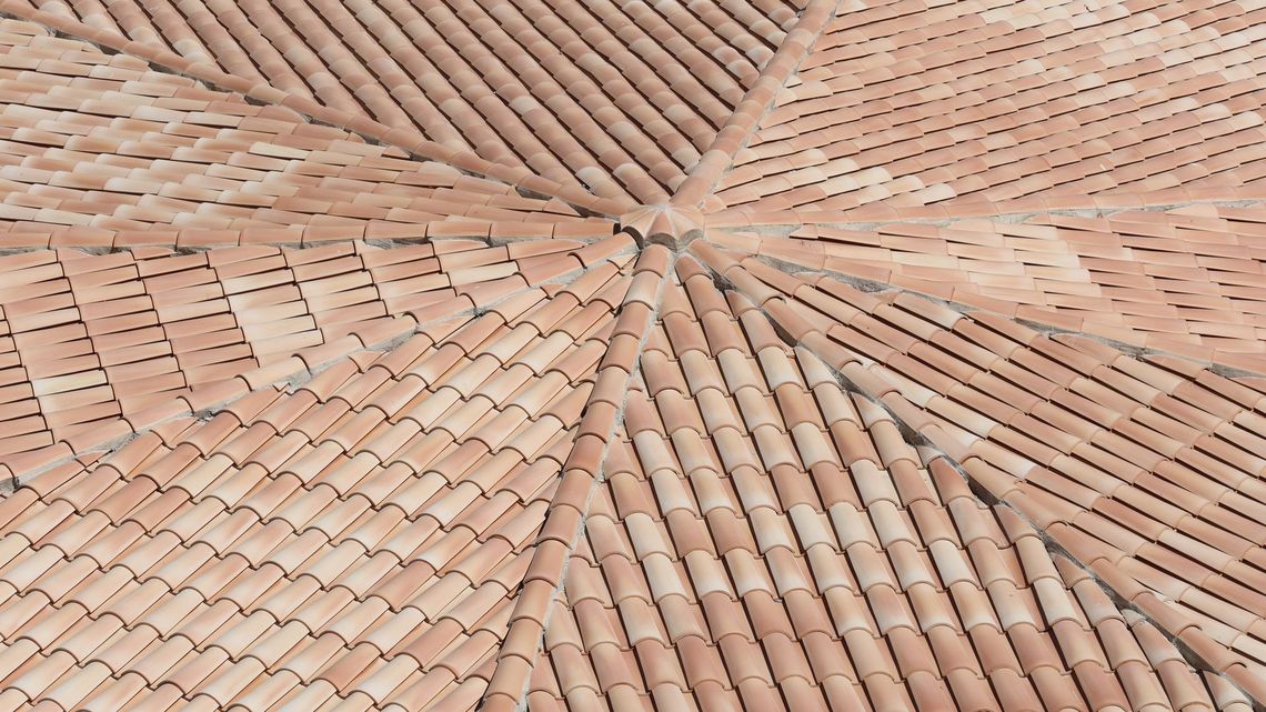 Tuiles en terre cuite propres après démoussage et traitement hydrofuge de toiture